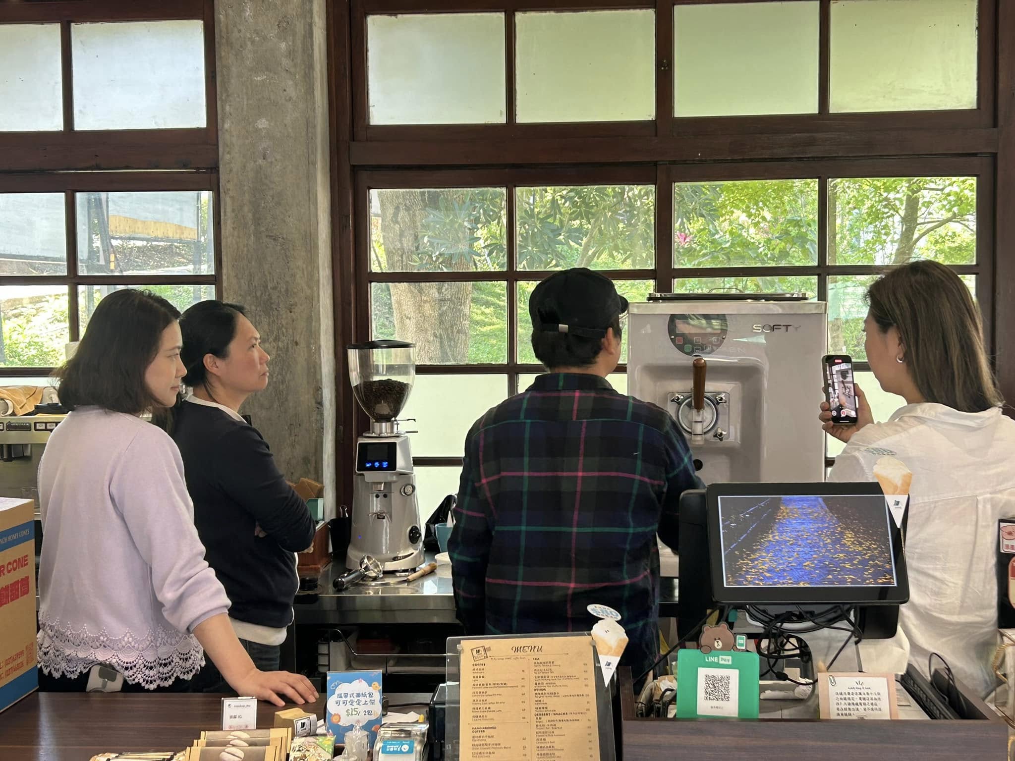 單日短期出租霜淇淋機 霜淇淋租借費用 台北 台中 高雄台南 新北 基隆 南港 中壢 桃園新竹 苗栗 南投 彰化 雲林 嘉義餐車造型花車出租