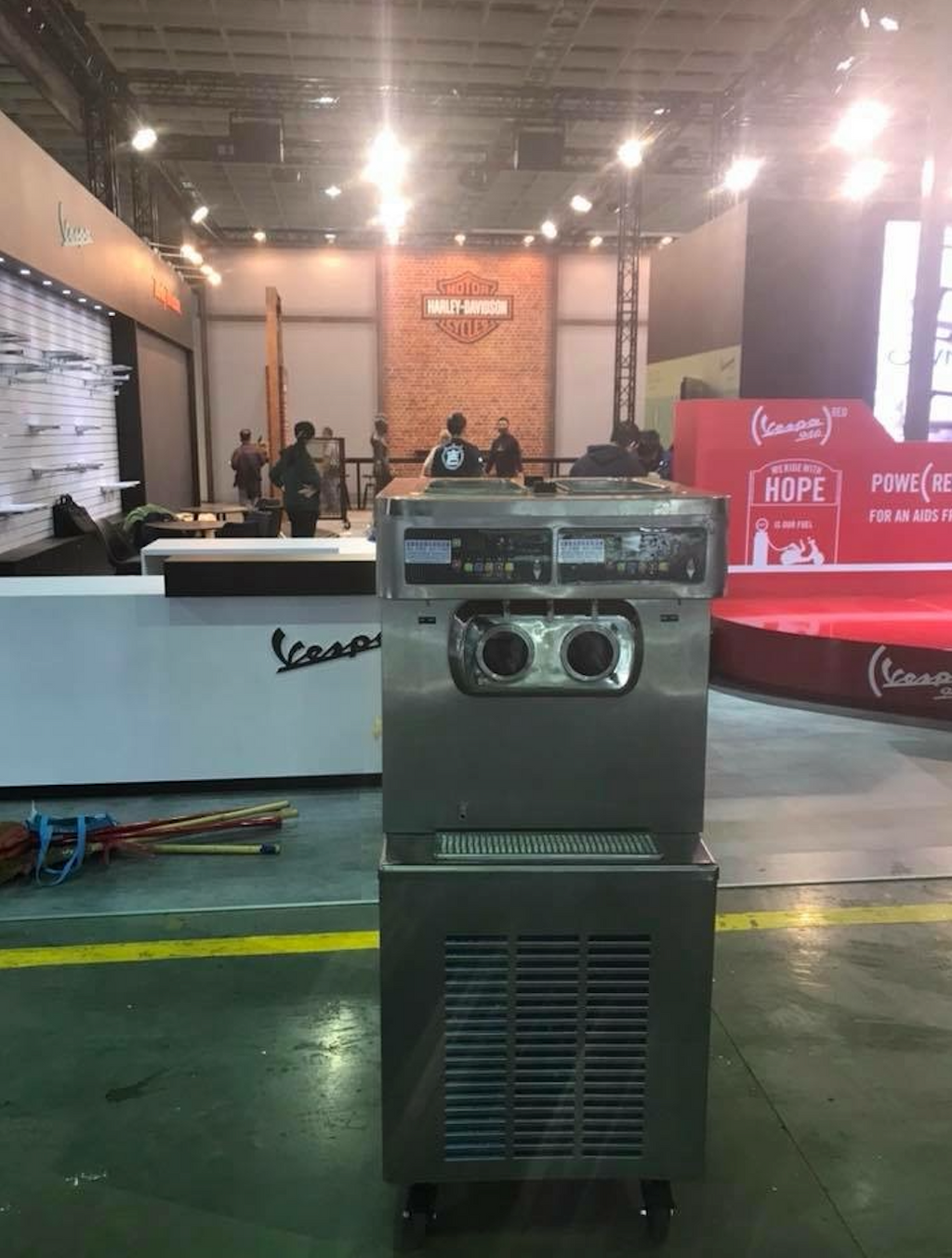 【商用電力220v  SOFTY 落地三孔霜淇淋機租借 】