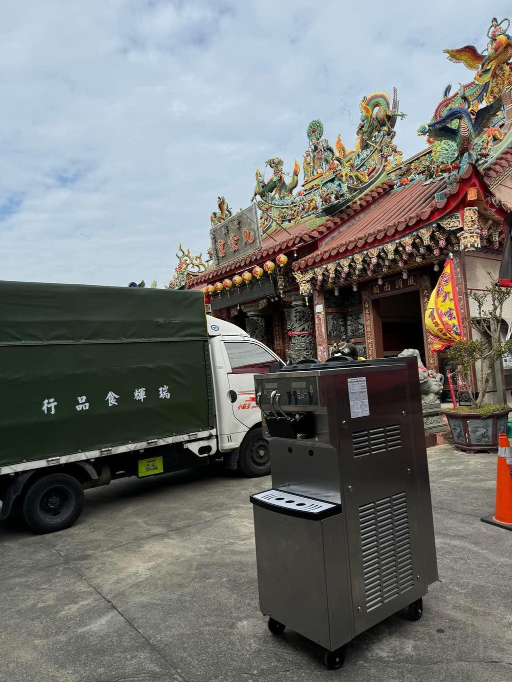 【商用電力220v  SOFTY 落地三孔霜淇淋機租借 】