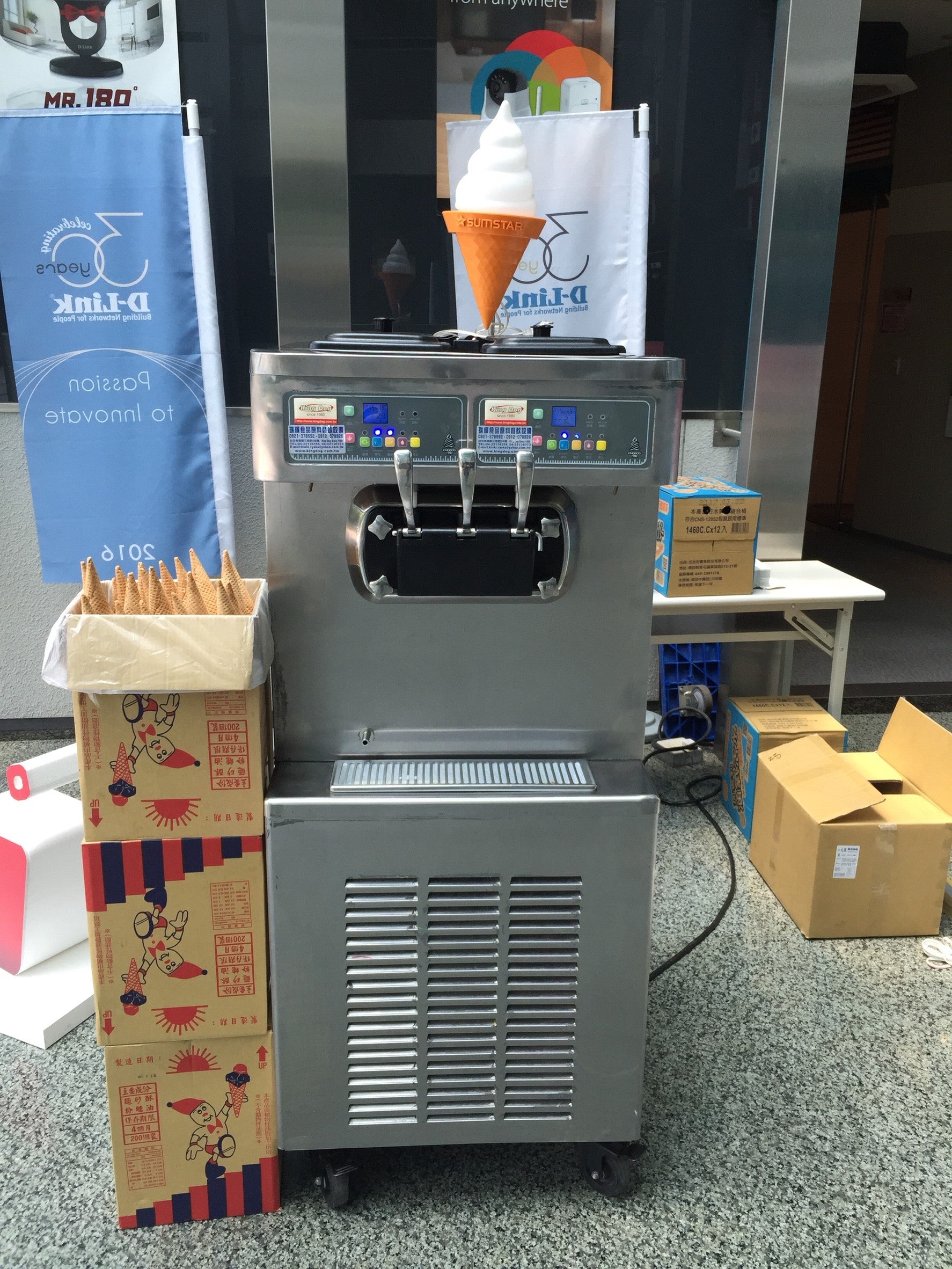 【商用電力220v  SOFTY 落地三孔霜淇淋機租借 】