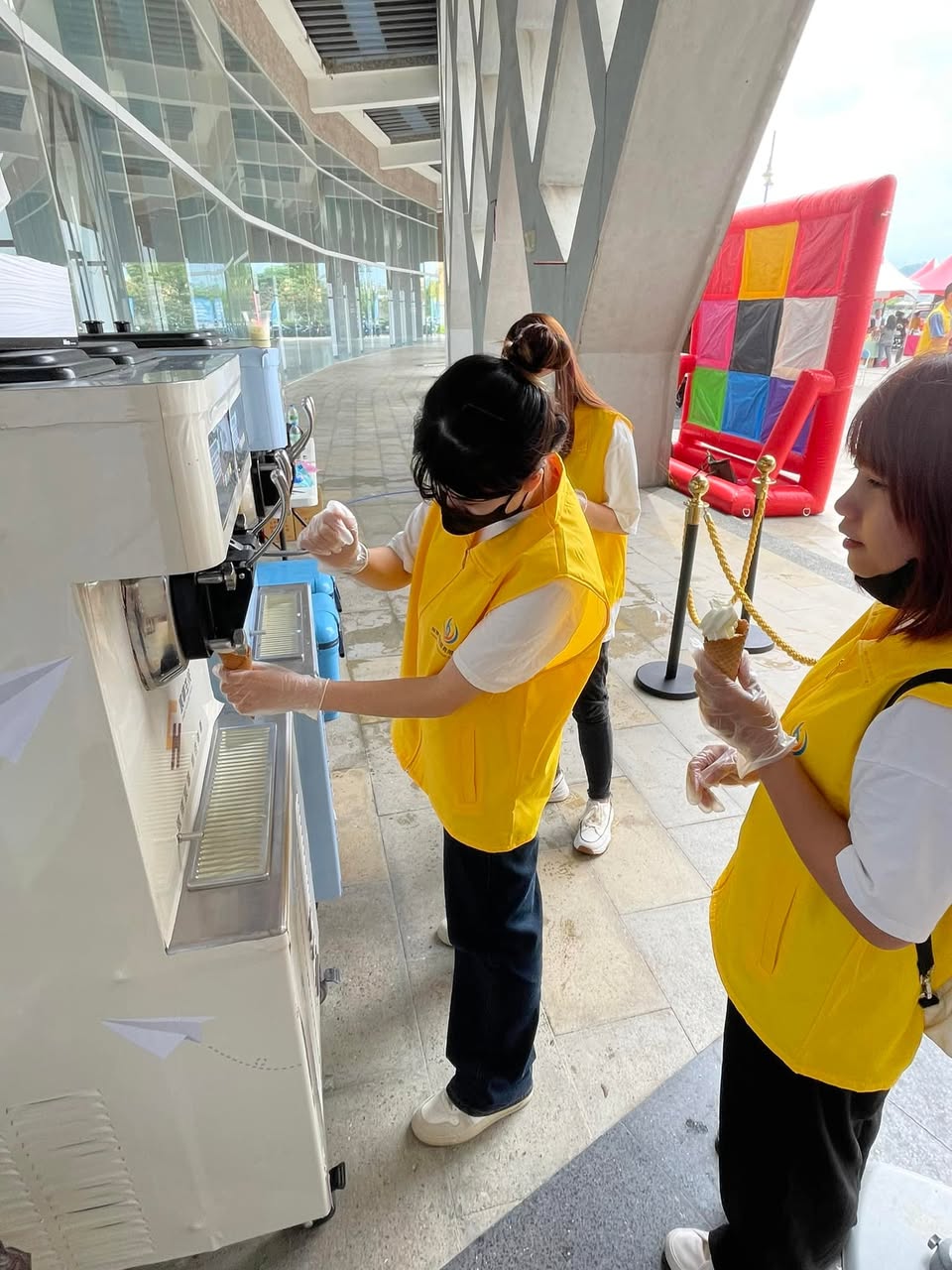 【商用電力220v  SOFTY 落地三孔霜淇淋機租借 】