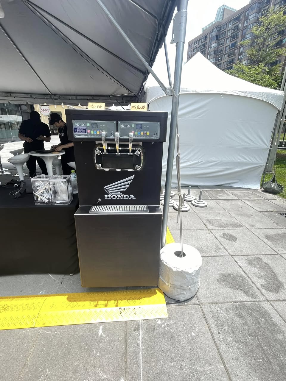 【商用電力220v  SOFTY 落地三孔霜淇淋機租借 】