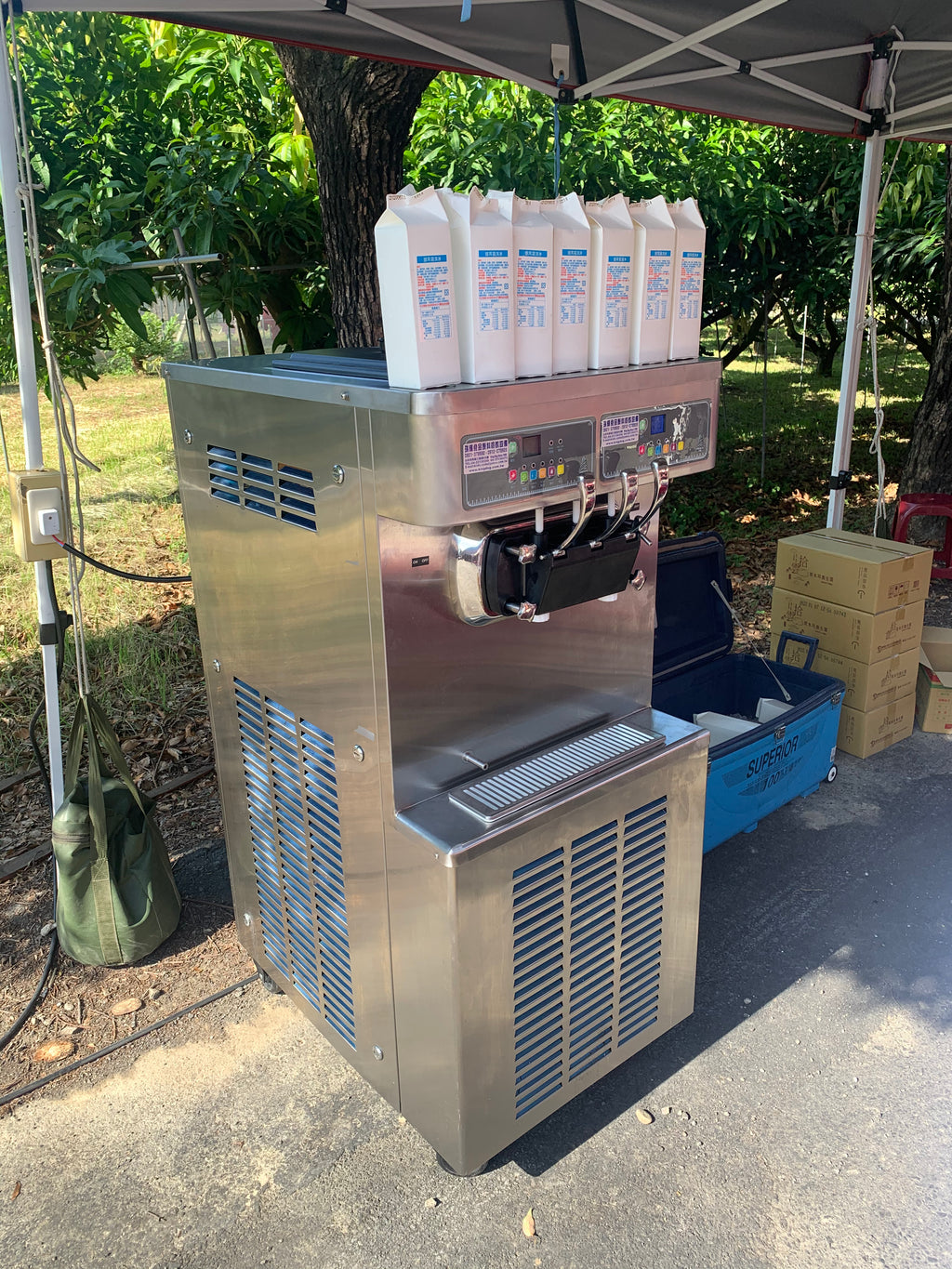 【商用電力220v  SOFTY 落地三孔霜淇淋機租借 】