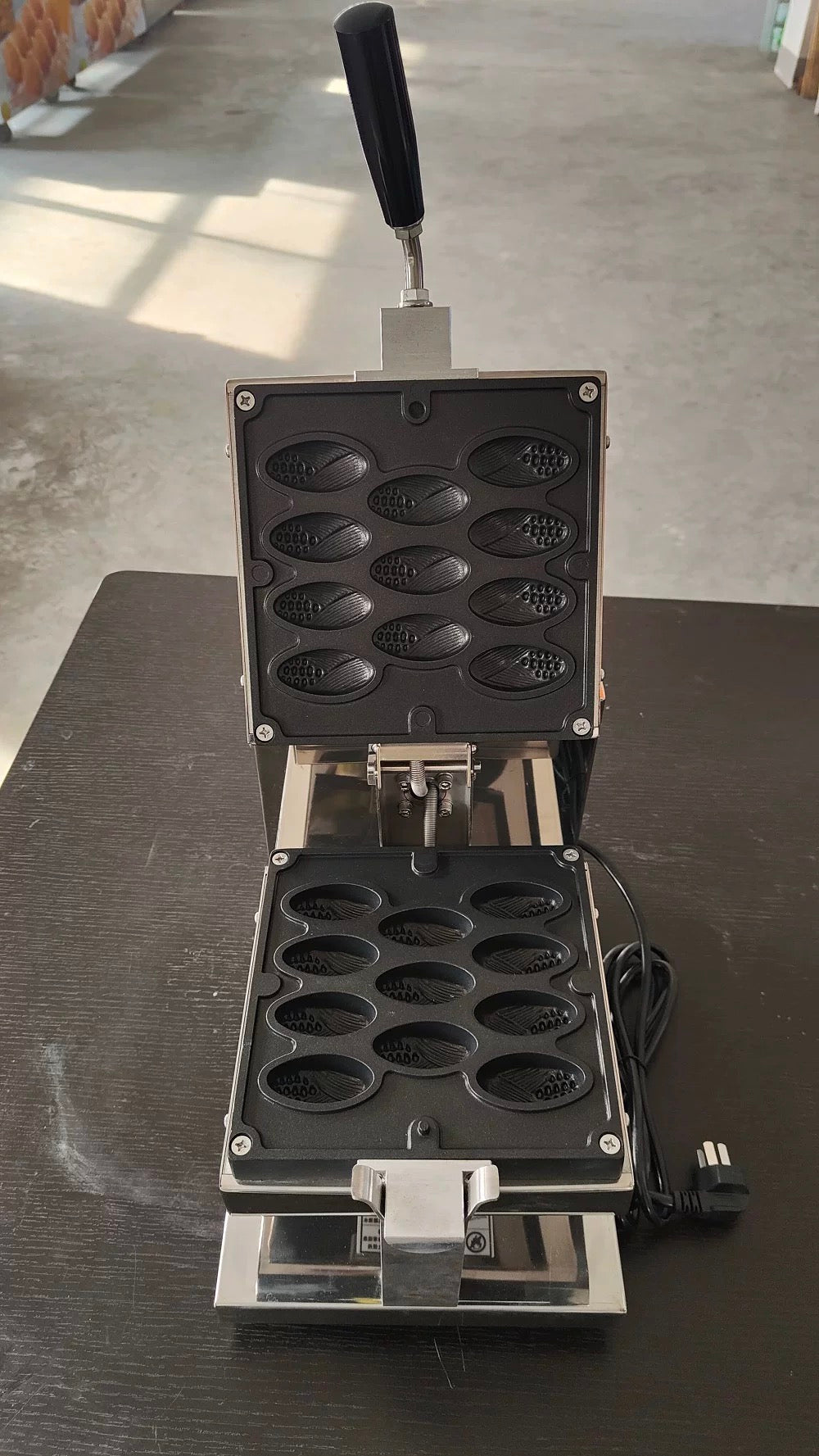 (玉米燒雞蛋糕)KD1102g電力式商用玉米雞蛋糕爐營業用翻轉雞燒番賣蛋糕機台北台中高雄客製化雞蛋糕模翻烤盤